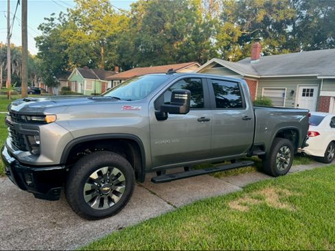 Used 2024 Chevrolet Silverado 2500 Custom w/ Custom Value Package image 3