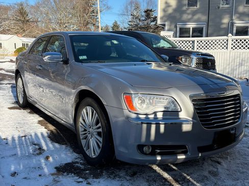 Used 2014 Chrysler 300 C image 2