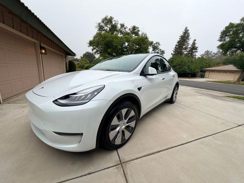 Used 2021 Tesla Model Y Long Range image 1