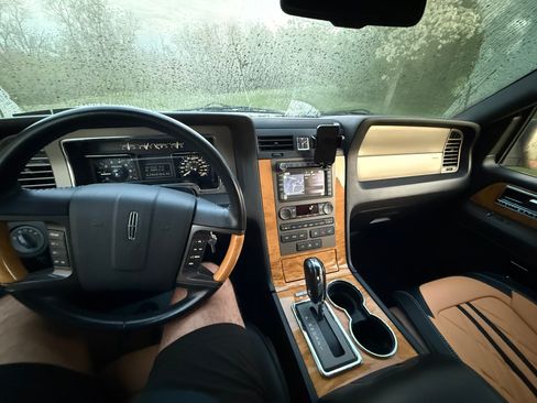 Used 2014 Lincoln Navigator L 4WD w/ Equipment Group 101A image 8