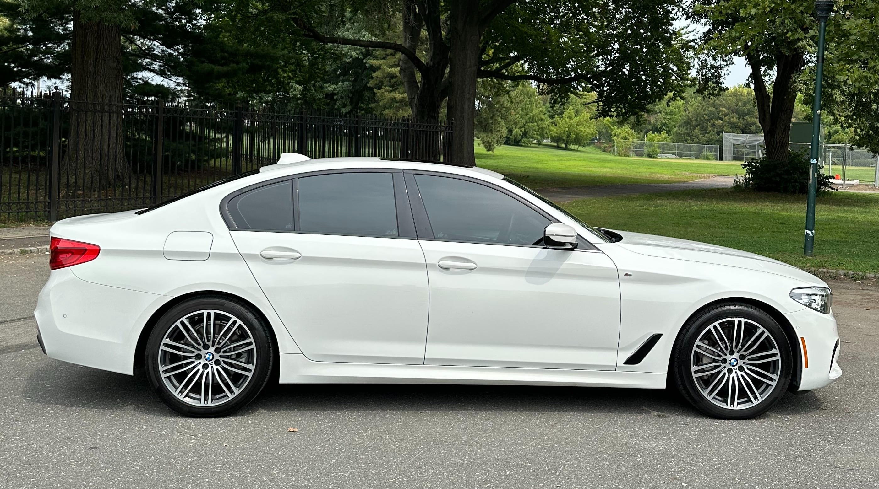 Used 2019 BMW 530i xDrive AWD/4WD image 10