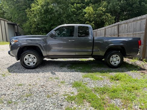 Used 2017 Toyota Tacoma 2WD Access Cab image 1