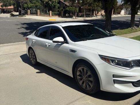 Used 2018 Kia Optima LX w/ 17" Alloy Wheels Package FWD image 2
