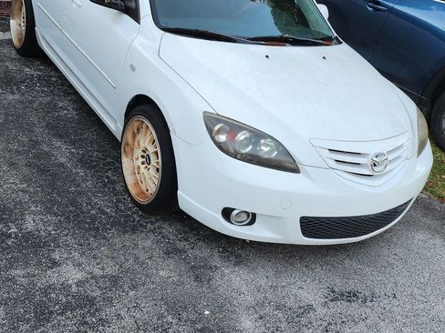 Used 2004 MAZDA MAZDA3 s w/ Moonroof & 6-CD Pkg image 2