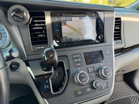 Used 2017 Toyota Sienna XLE image 13
