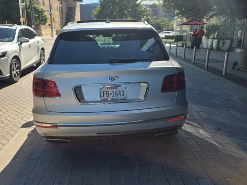 Used 2018 Bentley Bentayga Onyx Edition image 4
