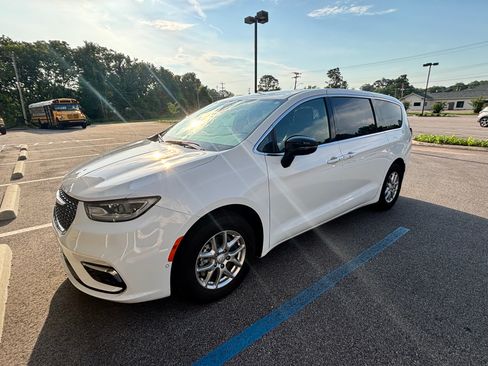 Used 2025 Chrysler Pacifica Select FWD image 4