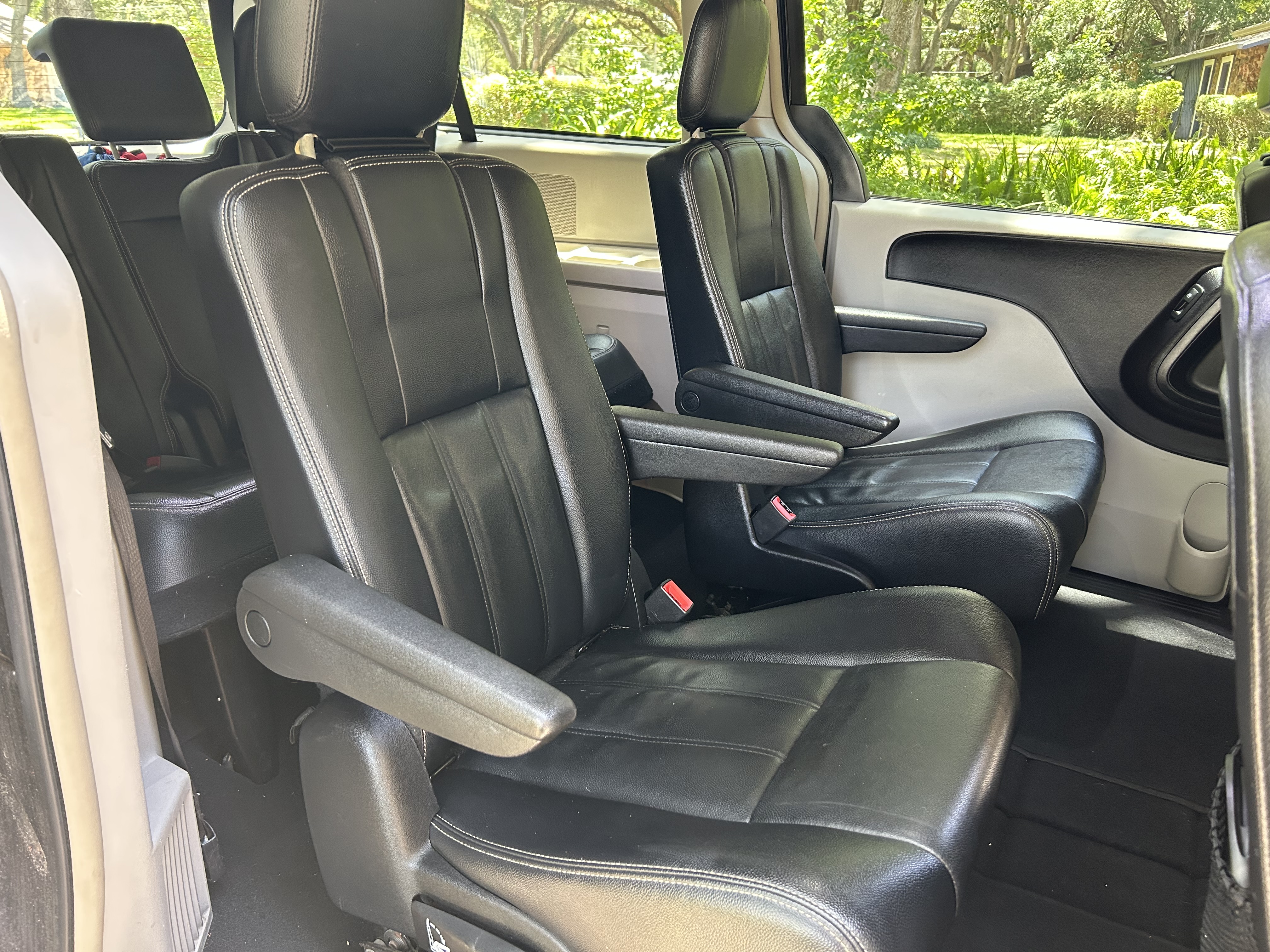 Used 2015 Chrysler Town & Country Touring FWD image 12