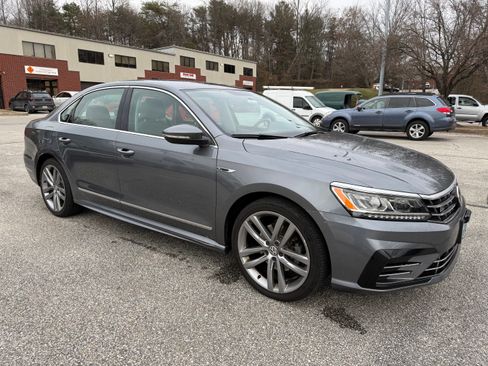 Used 2017 Volkswagen Passat 1.8T R-Line w/ R-Line Lighting Package image 5