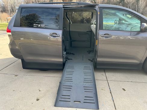 Used 2012 Toyota Sienna LE image 1