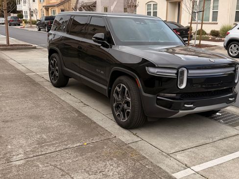 Used 2026 Rivian R1S Adventure image 5