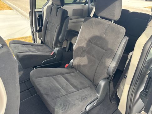 Used 2016 Dodge Grand Caravan SE image 6