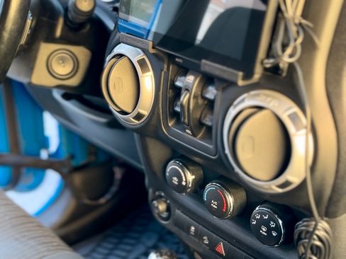 Used 2011 Jeep Wrangler Unlimited Sahara w/ Connectivity Group image 25