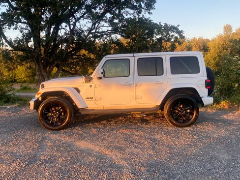 Used 2021 Jeep Wrangler Unlimited Sahara image 2