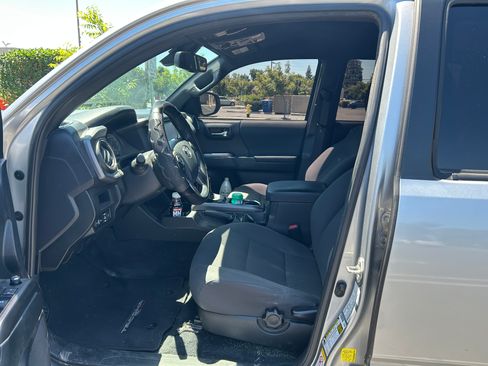 Used 2018 Toyota Tacoma TRD Off-Road w/ Technology Package AWD/4WD image 9