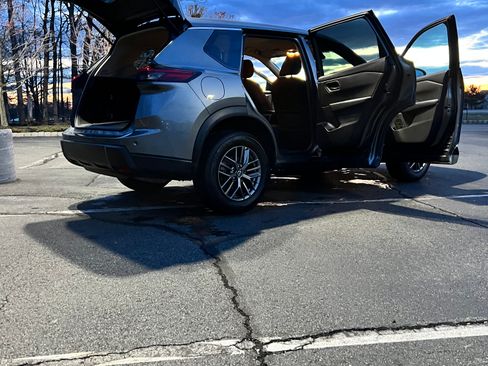 Used 2024 Nissan Rogue S image 15