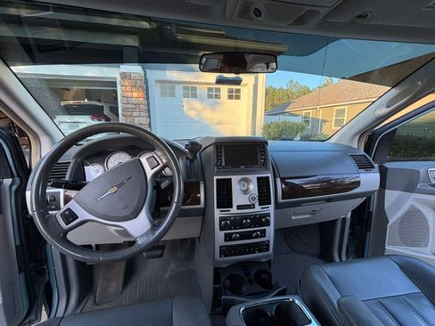 Used 2010 Chrysler Town & Country Touring image 12