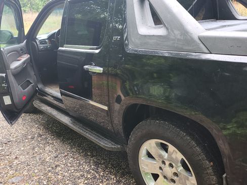Used 2009 Chevrolet Avalanche LTZ image 2
