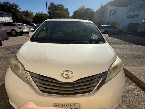 Used 2011 Toyota Sienna XLE image 2