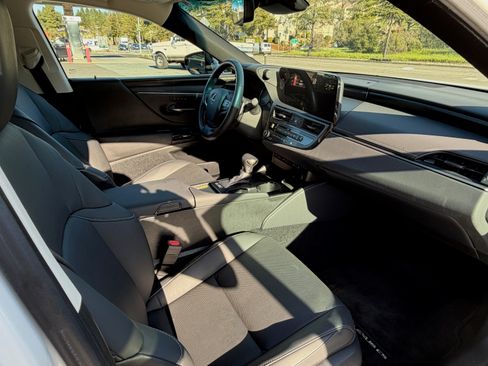 Used 2023 Lexus ES 300h w/ Premium Package image 8