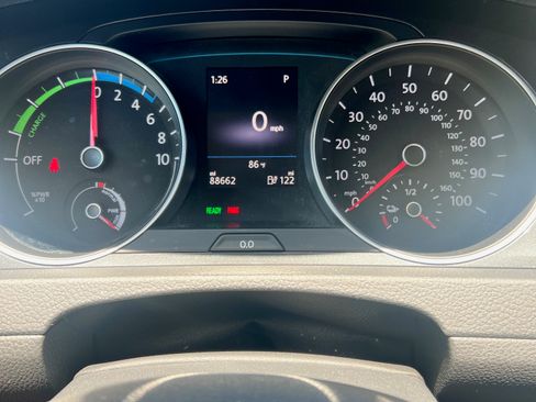 Used 2019 Volkswagen e-Golf SE w/ Driver Assistance Package FWD image 4