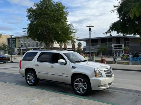 Used 2011 Cadillac Escalade Platinum image 6