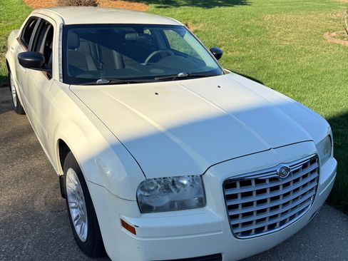 Used 2006 Chrysler 300 image 2