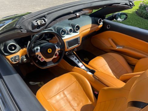 Used 2015 Ferrari California T image 11