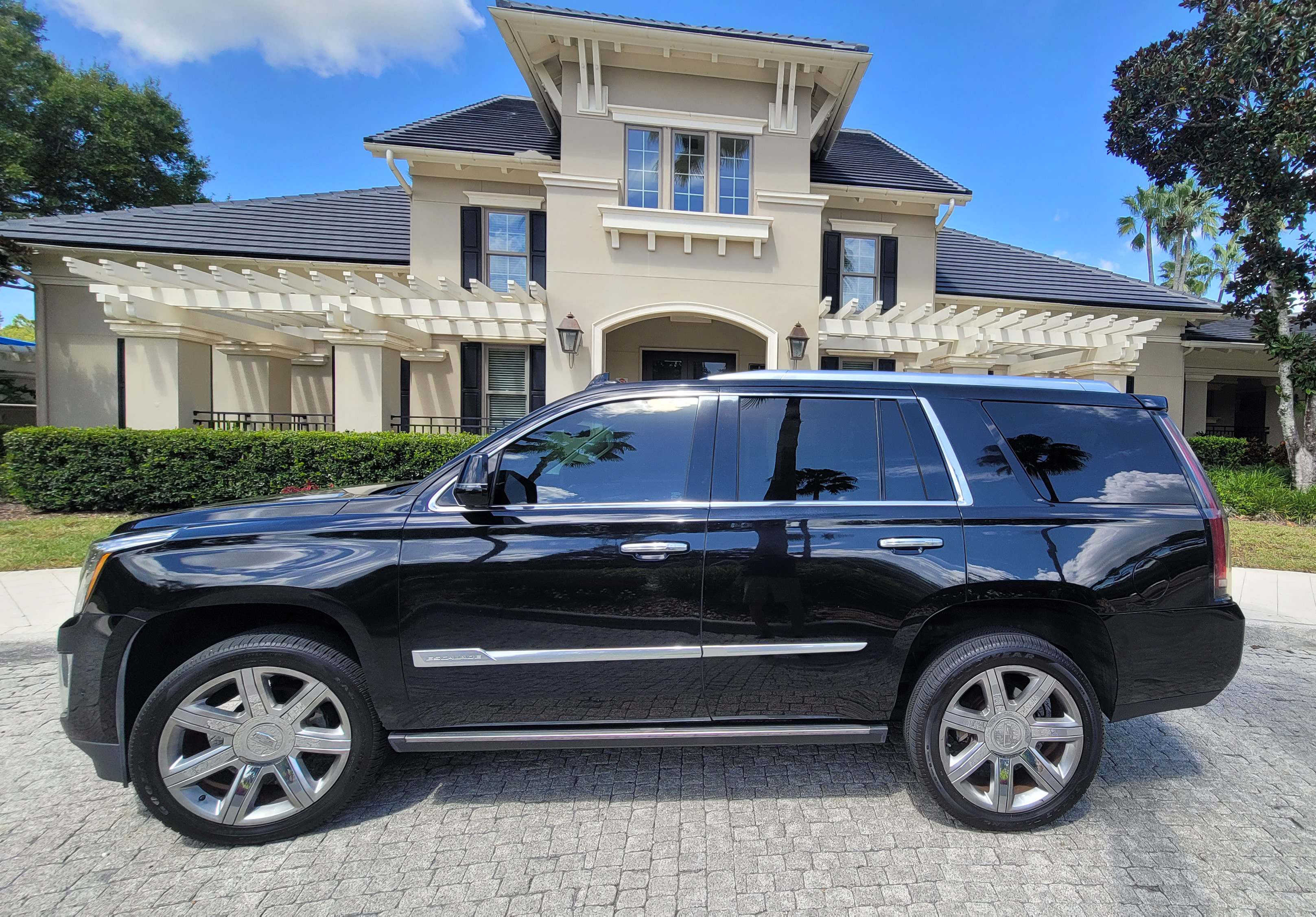 Used 2017 Cadillac Escalade Premium Luxury RWD image 1