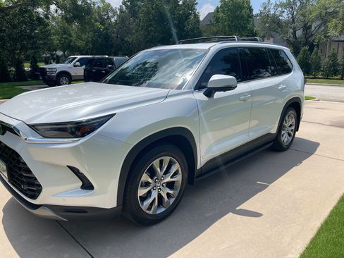 Used 2024 Toyota Grand Highlander AWD image 12