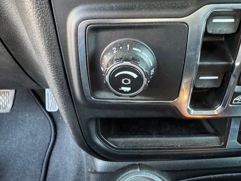 Used 2024 Jeep Wrangler Unlimited Sahara image 13