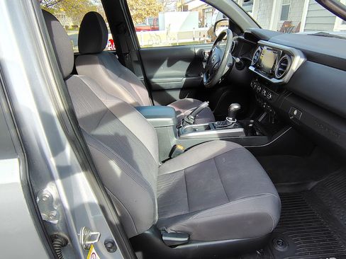 Used 2018 Toyota Tacoma TRD Sport image 6