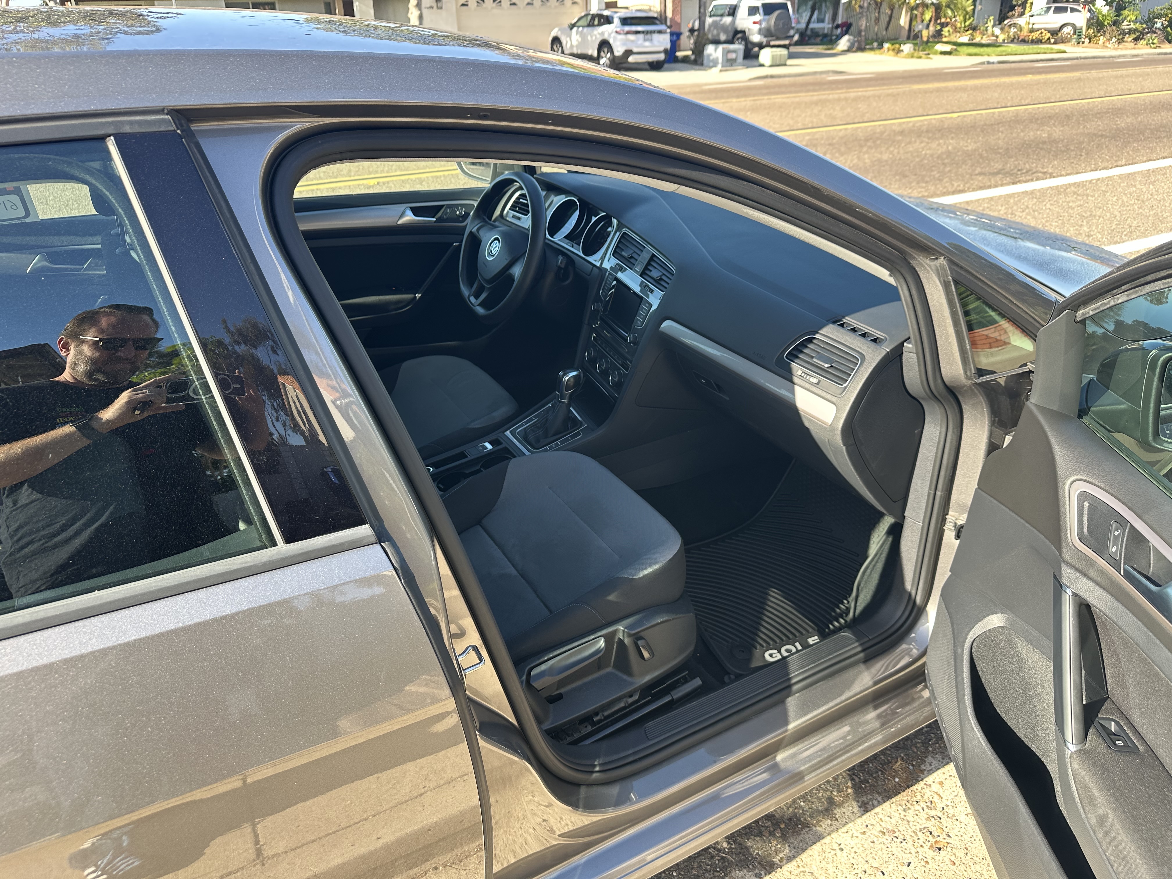 Used 2015 Volkswagen e-Golf Limited Edition FWD image 9