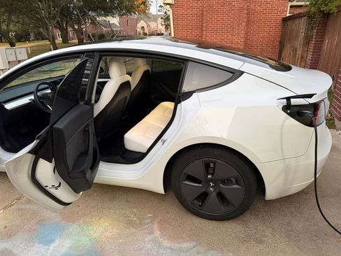 Used 2023 Tesla Model 3 Standard Range image 12