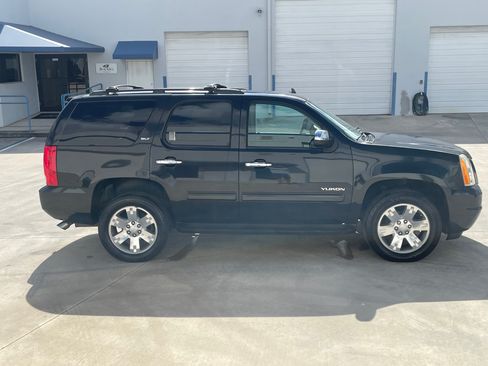 Used 2012 GMC Yukon SLT w/ SLT Chrome Package image 1