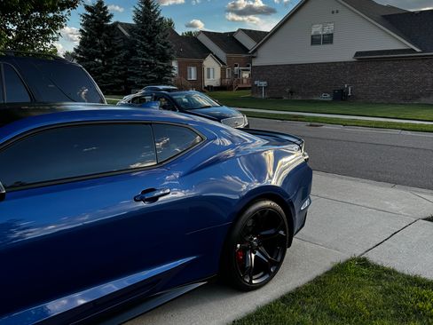 Used 2021 Chevrolet Camaro SS RWD image 6