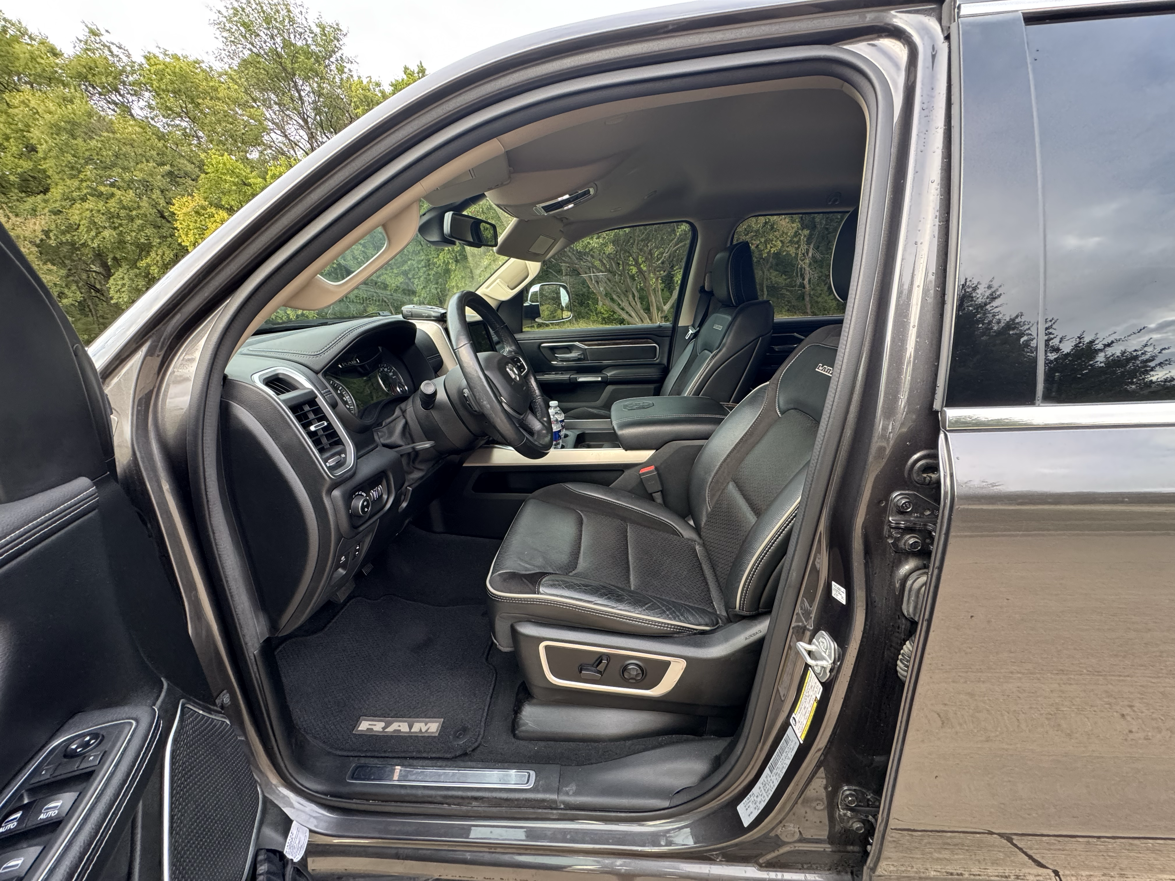 Used 2019 RAM 1500 Laramie AWD/4WD image 11