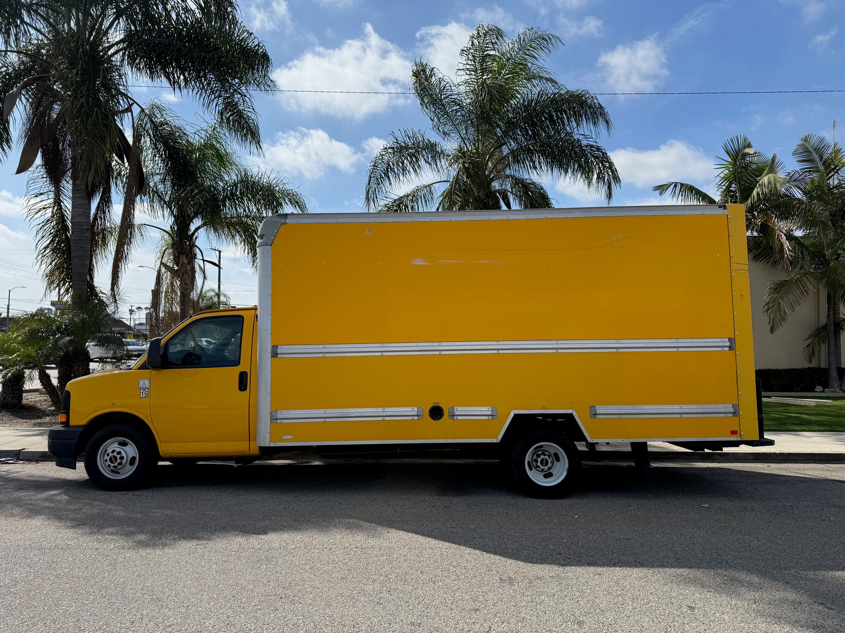 Used 2017 GMC Savana 3500 Extended RWD image 1