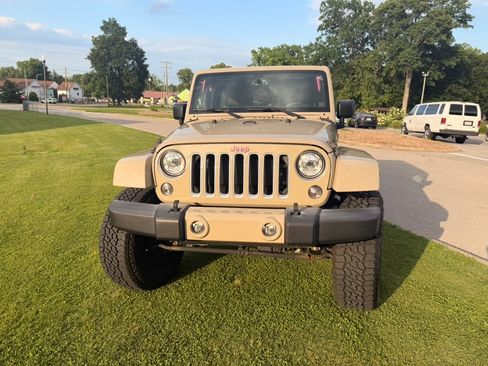 Used 2017 Jeep Wrangler Unlimited Sahara w/ Connectivity Group AWD/4WD image 11