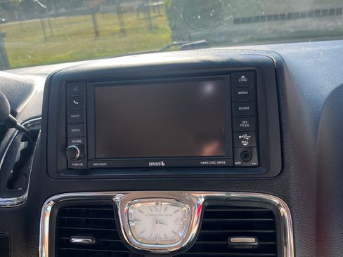 Used 2013 Chrysler Town & Country Touring-L w/ Driver Convenience Group image 18