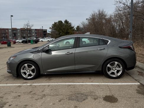Used 2017 Chevrolet Volt LT w/ Comfort Package image 4