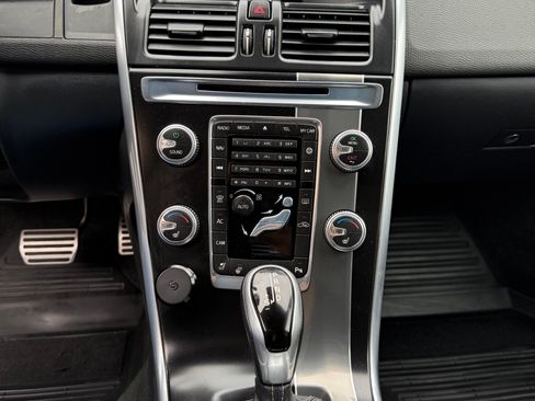 Used 2016 Volvo XC60 T6 R-Design Platinum w/ Climate Package image 12