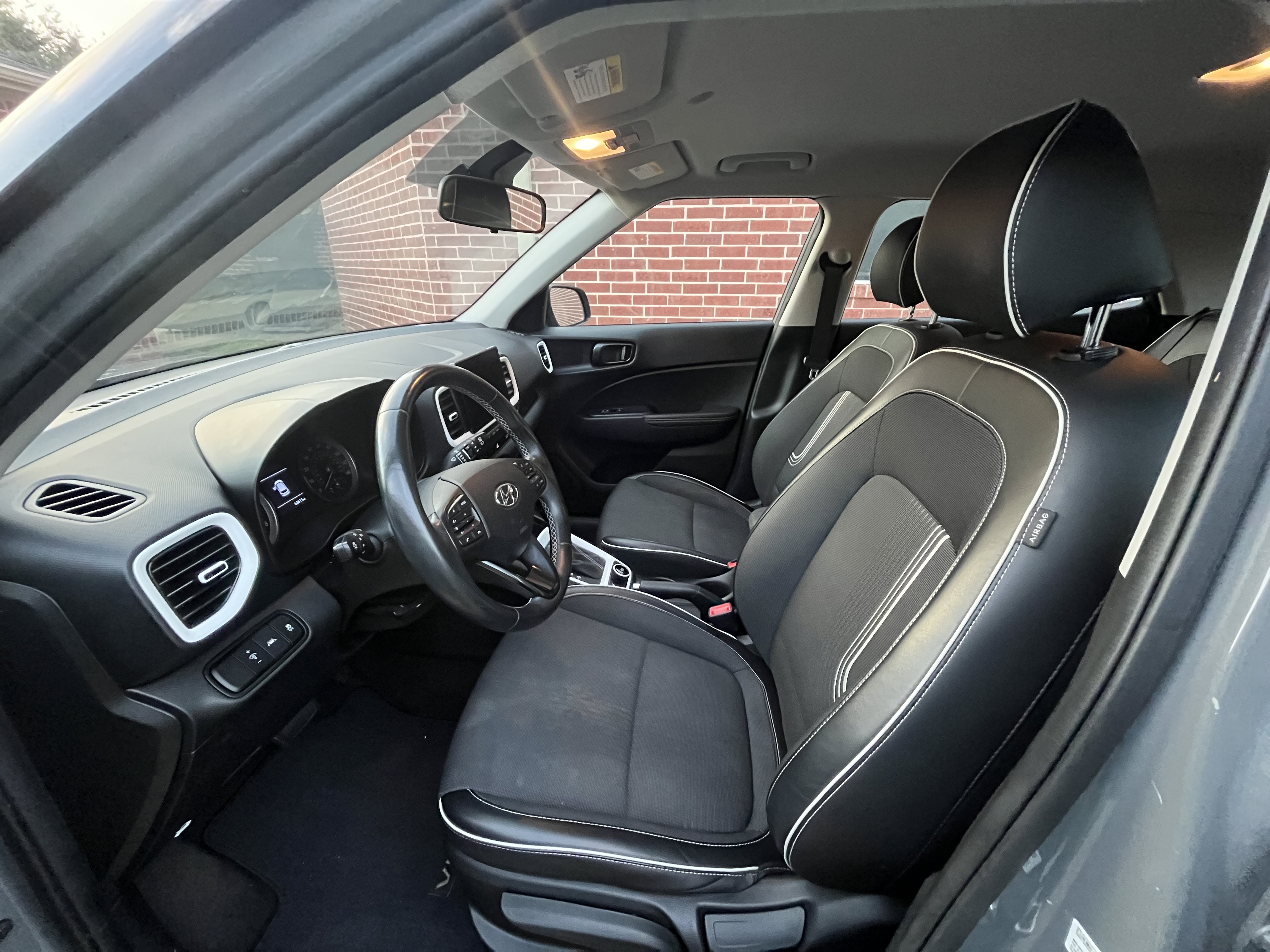 Used 2022 Hyundai Venue Limited FWD image 2