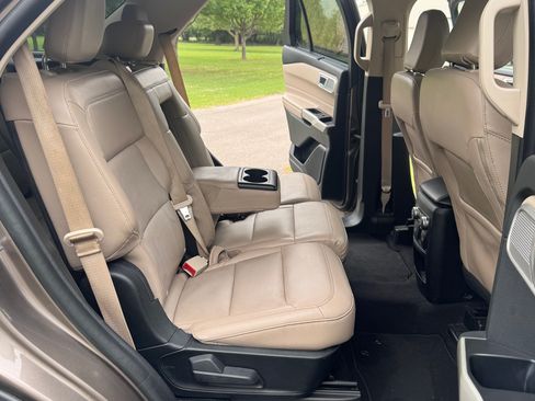 Used 2021 Ford Explorer Limited w/ Equipment Group 301A AWD/4WD image 9