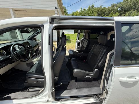 Used 2019 Dodge Grand Caravan SXT FWD image 14