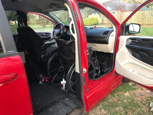 Used 2012 Dodge Grand Caravan SXT image 9