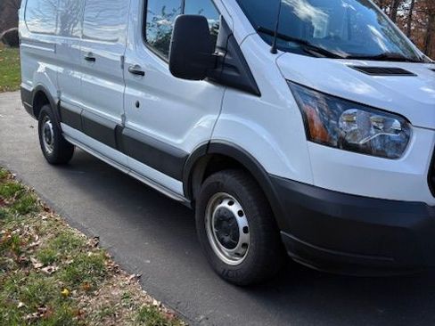 Used 2019 Ford Transit 250 130 Low Roof image 4