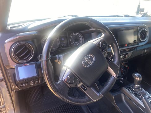 Used 2019 Toyota Tacoma TRD Off-Road AWD/4WD image 10