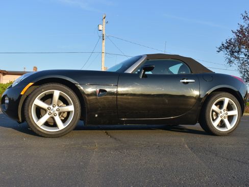 Used 2006 Pontiac Solstice Convertible w/ Premium Package image 1