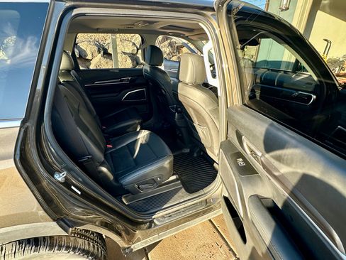 Used 2024 Kia Telluride S w/ S Sunroof Package image 8